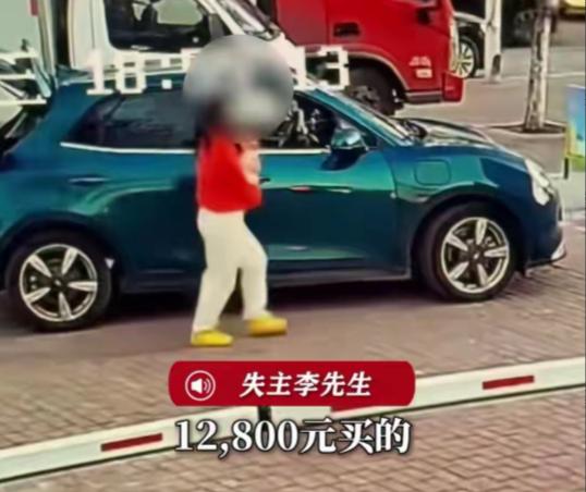 买海鲜逃单，抱走摊主12800的小狗，被报警后拉黑民警！秦皇岛这位红衣女士，真是