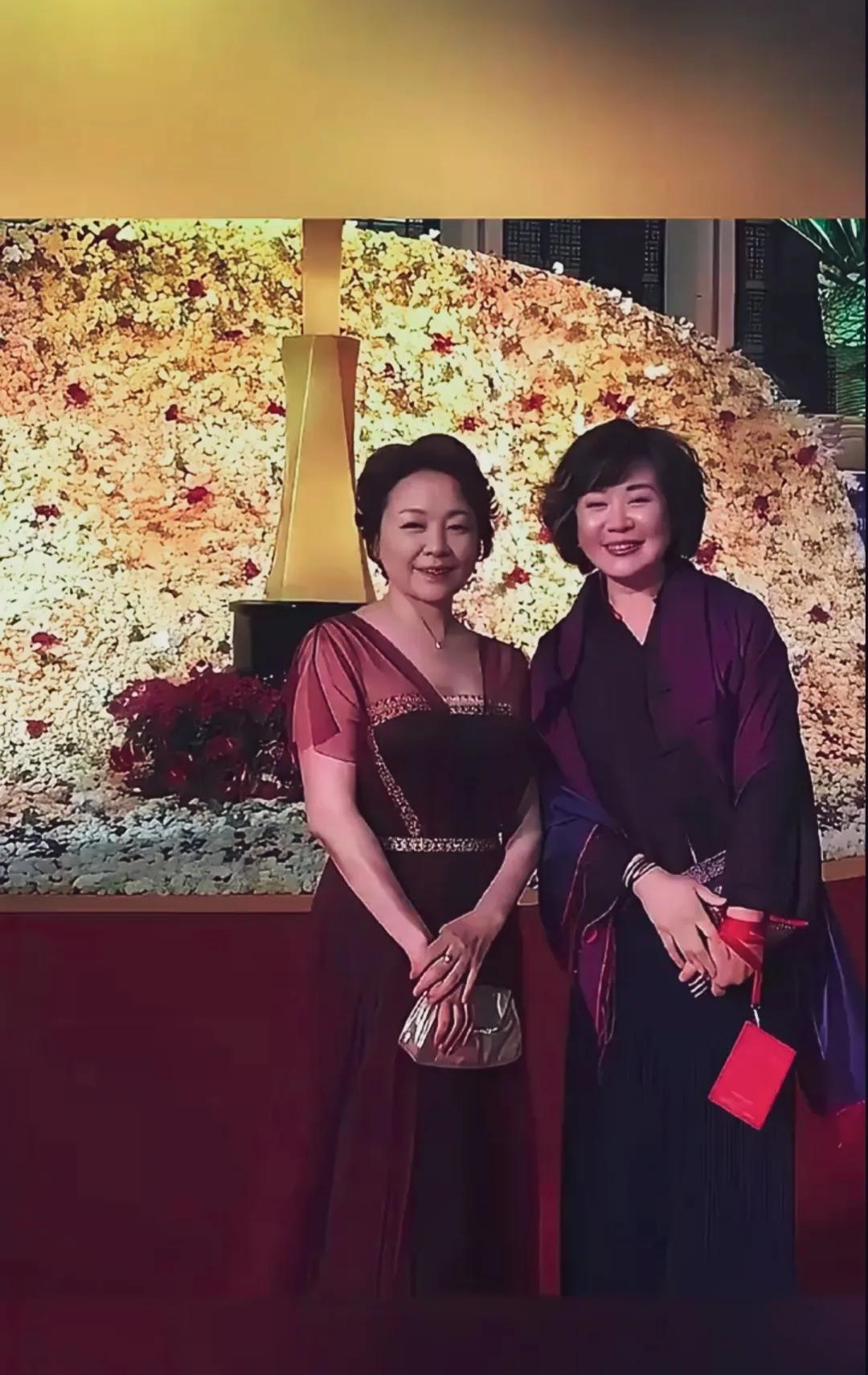 张瑜和丛珊同框真难得，一个端庄大气，一个优雅浪漫，岁月让她们身材发福！容颜变老，