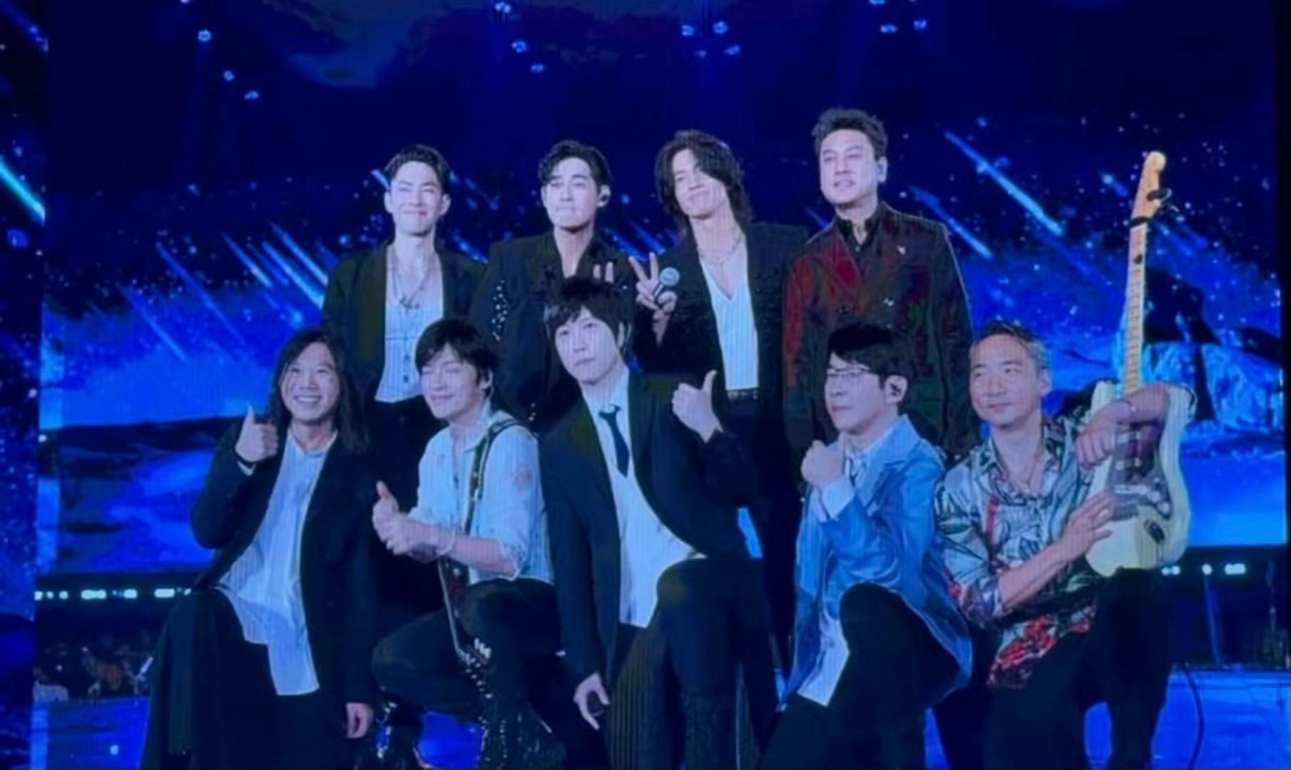 f4五月天合照.F4五月天演唱会合唱流星雨谁懂啊家人们！在五月天演唱会看到F4突