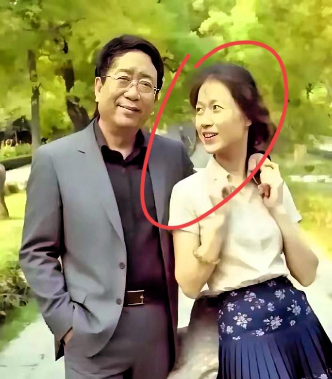 马兰当年男友车祸去世，余秋雨去帮忙料理后事，第一眼就被她素衣素颜的样子震住，回家