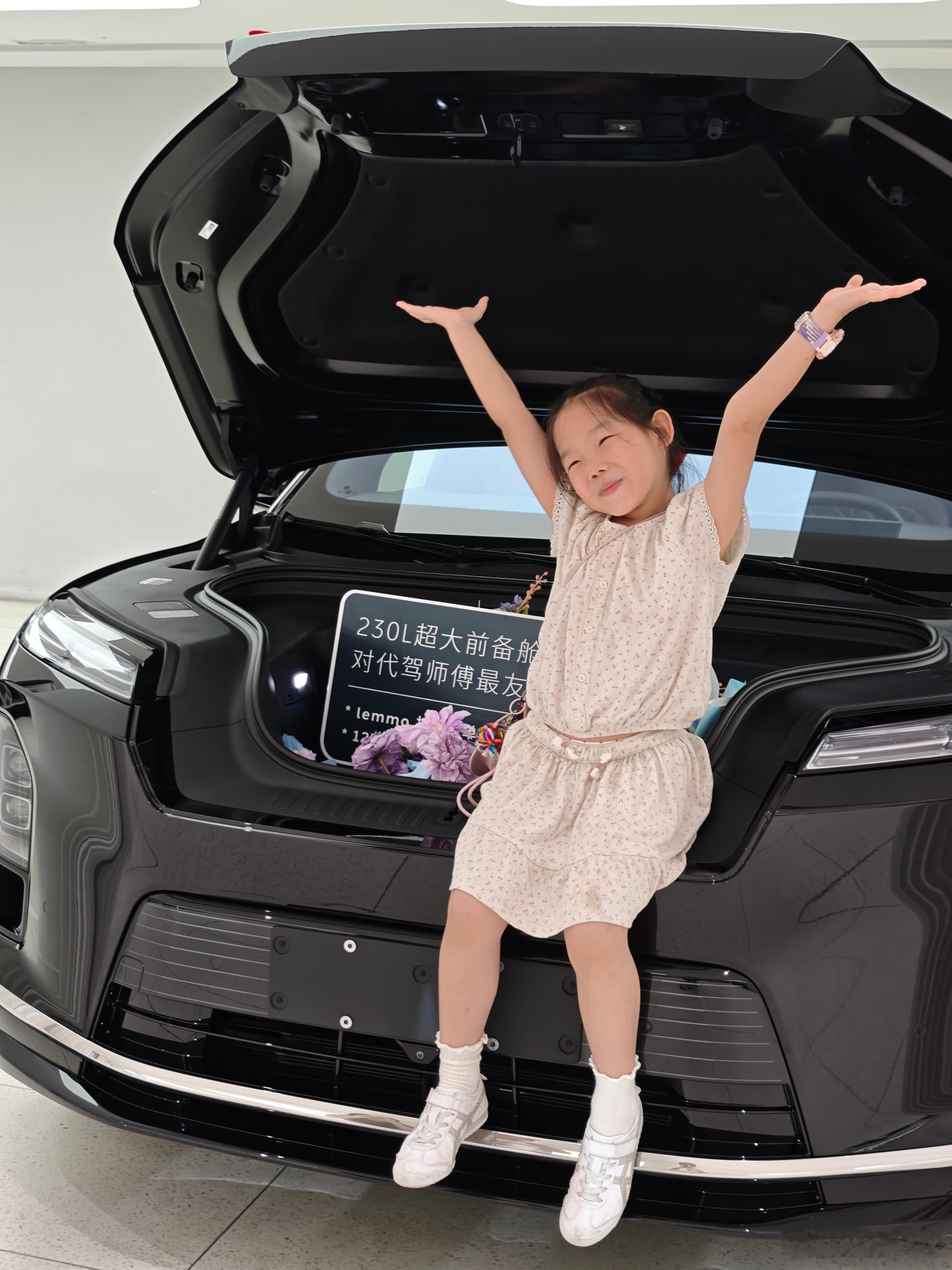 全新蔚来ES8提车啦！小公主第一次提车，用小天才拍了图4，然后和nomi玩剪刀石