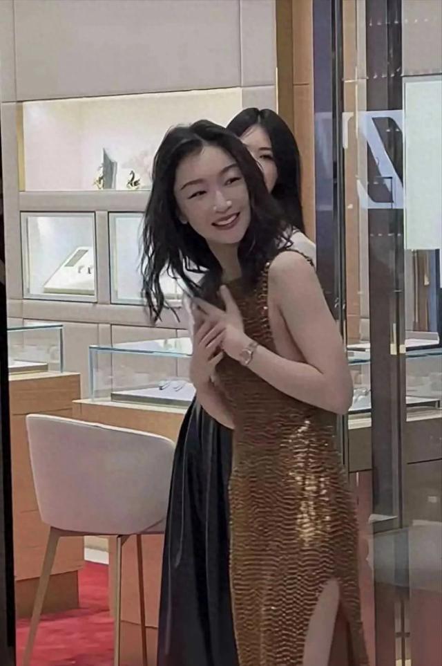 30多岁周冬雨增肥后大变样！穿高开叉抹胸裙女人味十足，像换了个人。