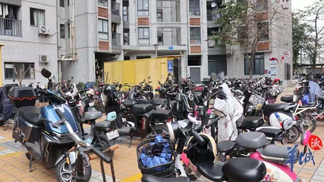 我发现一个奇怪的现象：有不少人，每天骑着二三千块的电动车，甚至更贵的小牛、雅迪