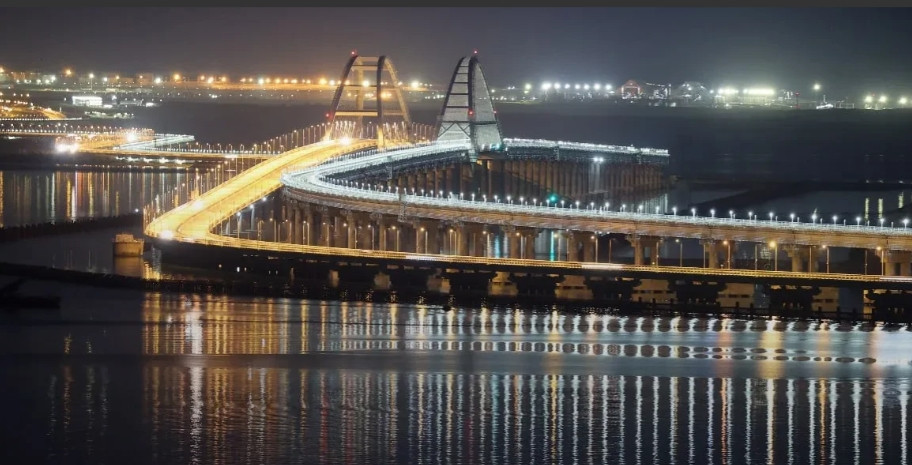 6月3日晚，克里米亚大桥灯火通明，说明这里的交通在乌军无人艇袭击3个钟后恢复的确
