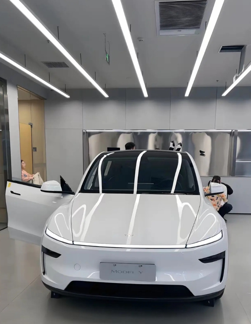 同事提车了，白色特斯拉modelY！我问他现在可选择的车型这么多，为什么还