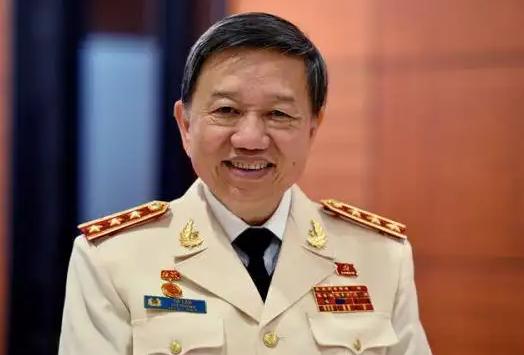 那把刀终于还是举起来了。越南那位叫苏林的哥们儿，是真的狠。这哪是搞政治，这简直是