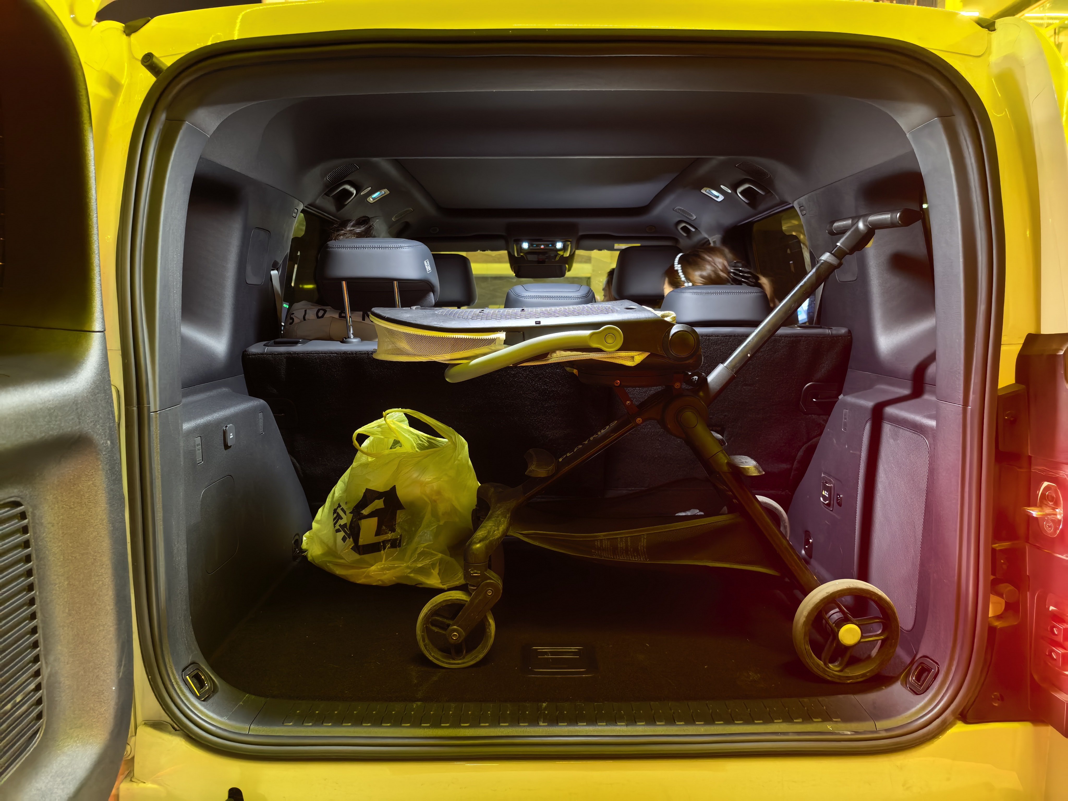 豹5的后备箱放婴儿车主打一个豪横，直接这么一抬