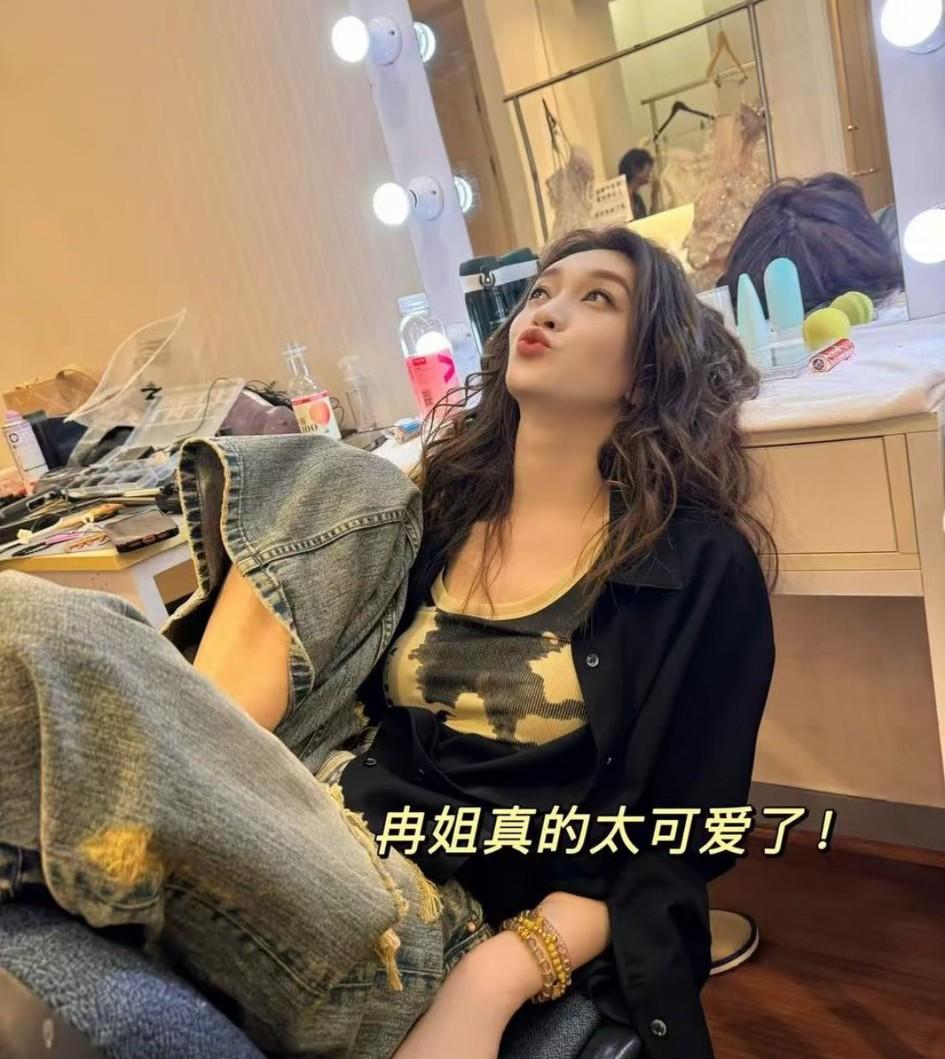 李小冉参加《浪姐》后是彻底放飞自己了吗，这是啥动作，啥表情？网友吐槽:某博上发
