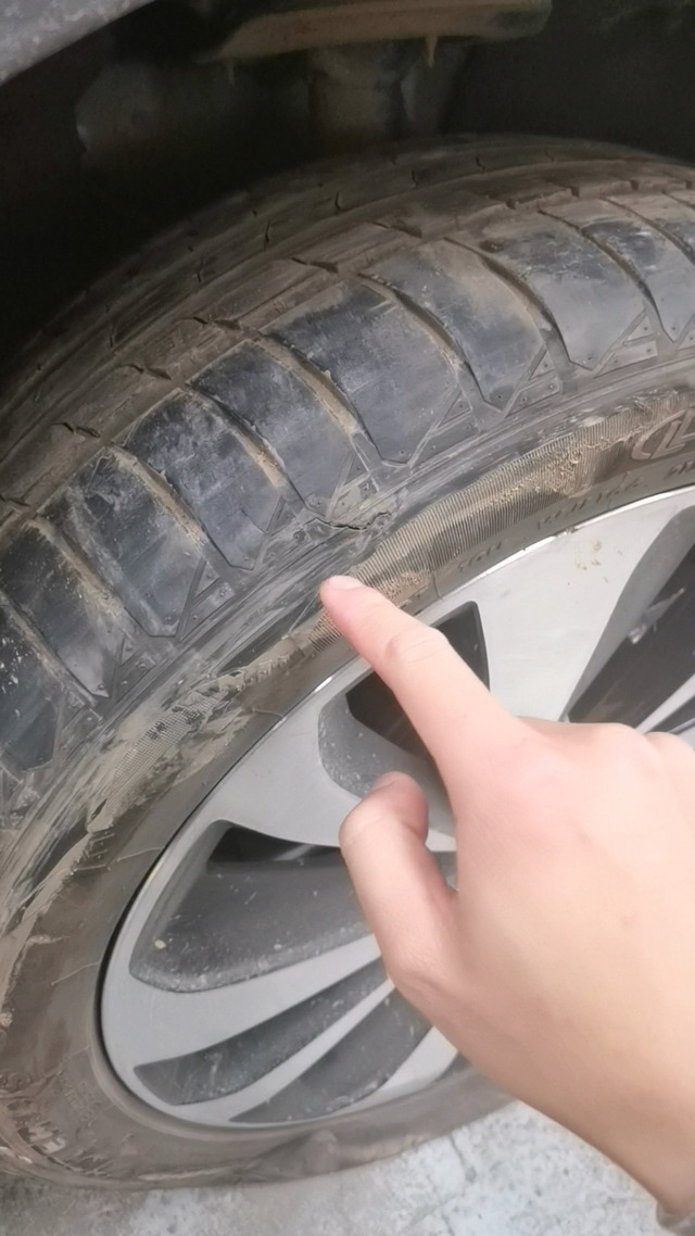 比亚迪宋plus混动换车胎2年时间，今天在路上爆胎，打气打不进，只能换胎了，告
