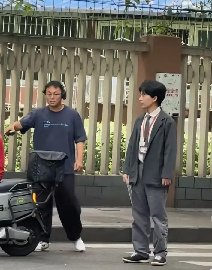 郭麒麟在15岁刚入行说相声那年，被父亲郭德纲当着几百名台下观众的面直接轰下台，还