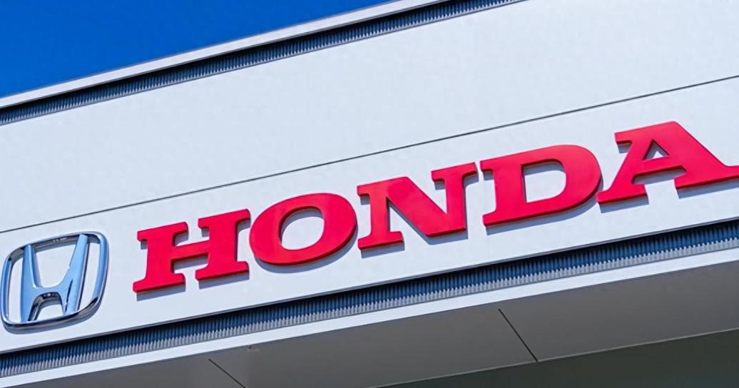 我一个开了十年雅阁的朋友，上个月把车卖了，换了台比亚迪。他说不是不爱本田了，是实