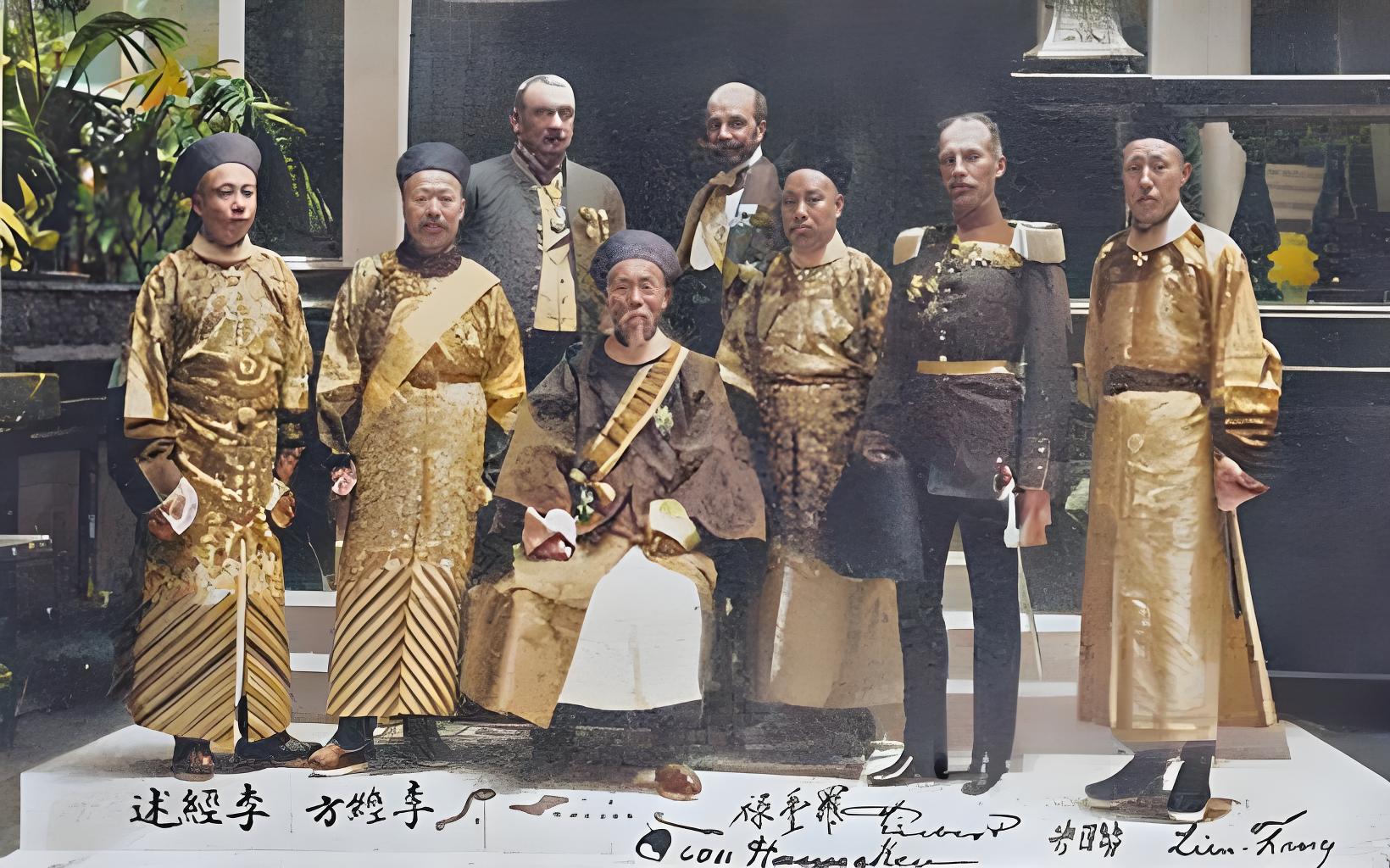 这张老照片，定格李鸿章获德皇“红鹰大十字头等宝星”勋章后，与主要团员在德国皇宫的