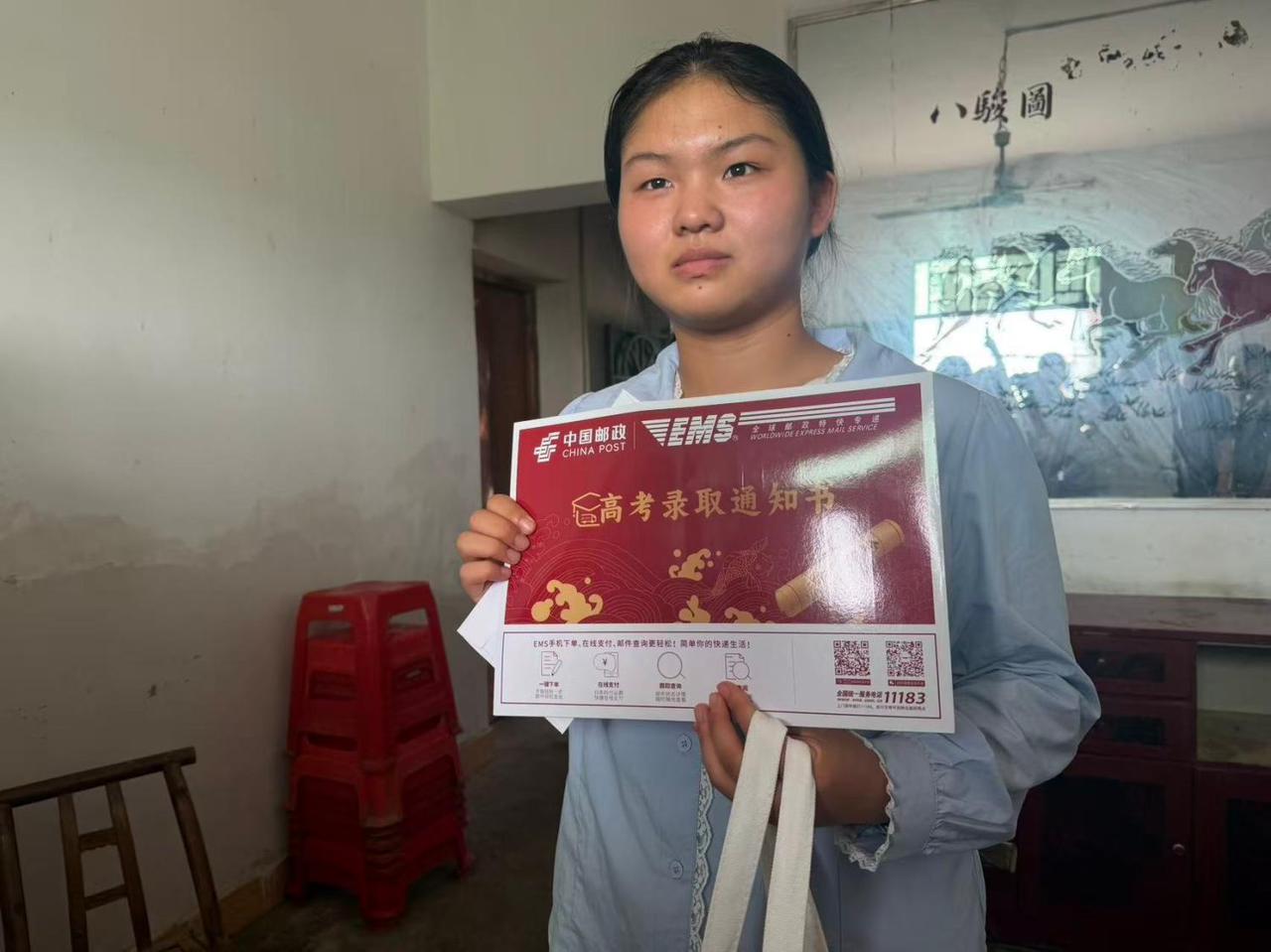 别人收到大学录取通知书，阖家欢聚，满室欢声笑语。可湖北荆门18岁女孩曾紫轩，拿到