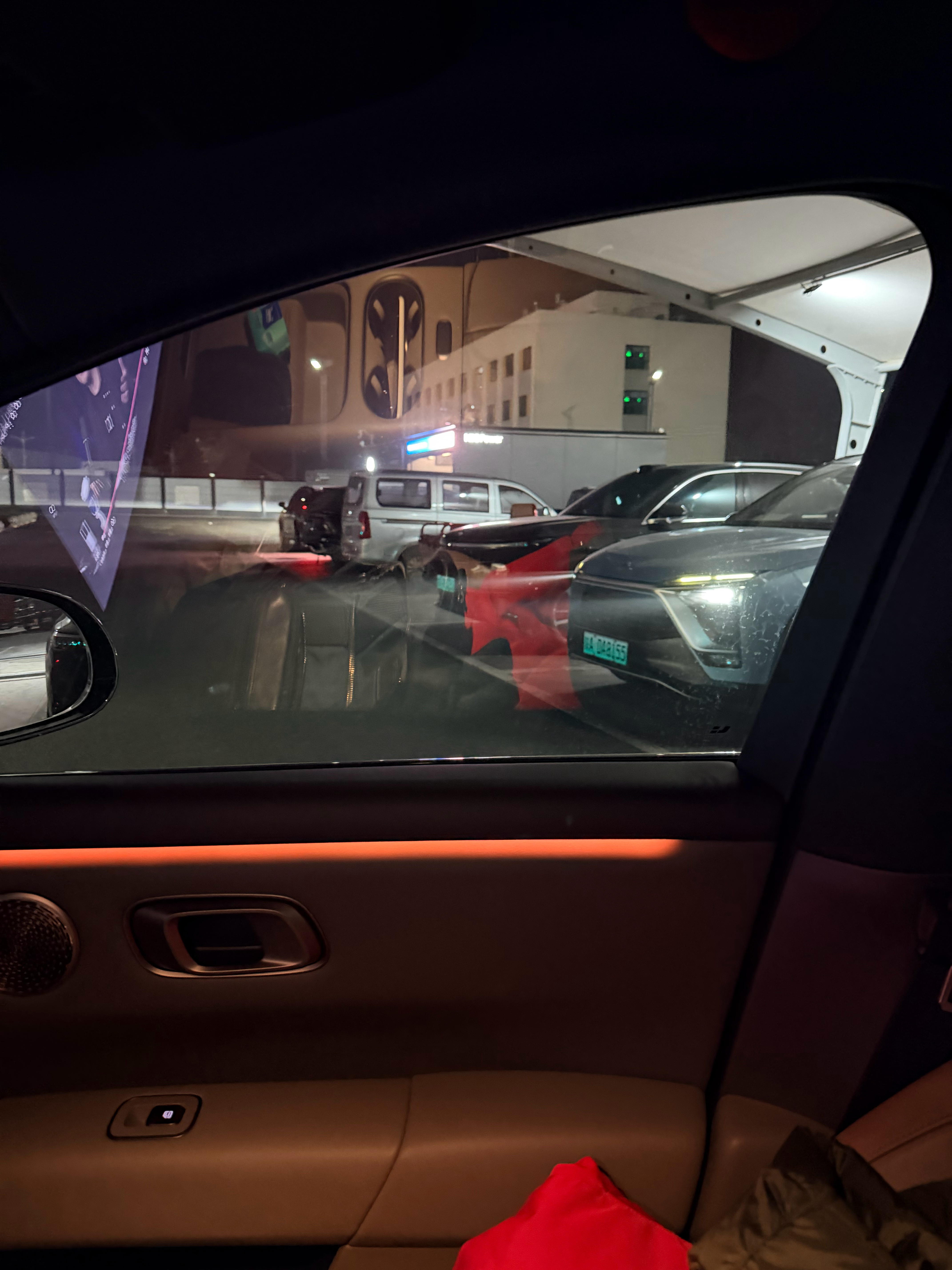 旁边换电站还挺忙的～先充上再说