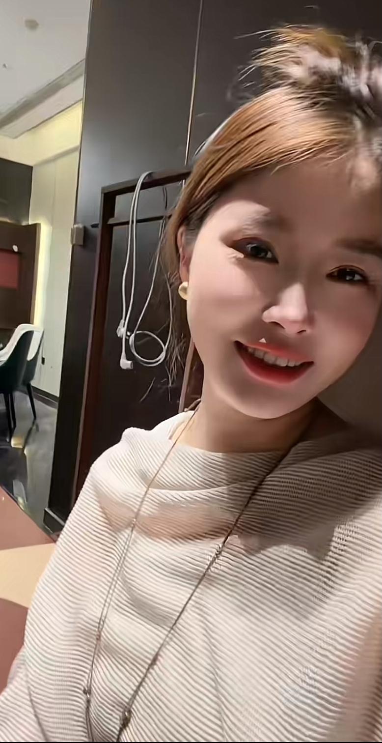 上海阿牛哥，被人挖了墙脚，他的鞋厂长董女士被滑不倒王永生约出去吃饭喝茶。阿牛哥本