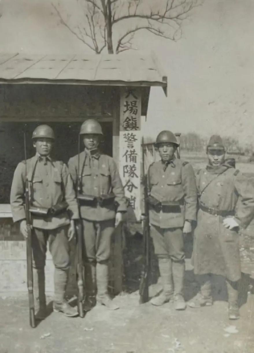 几张日军在上海的留影，照片中虽然没有残暴的场景，但是这也是他们侵略中国的罪证。