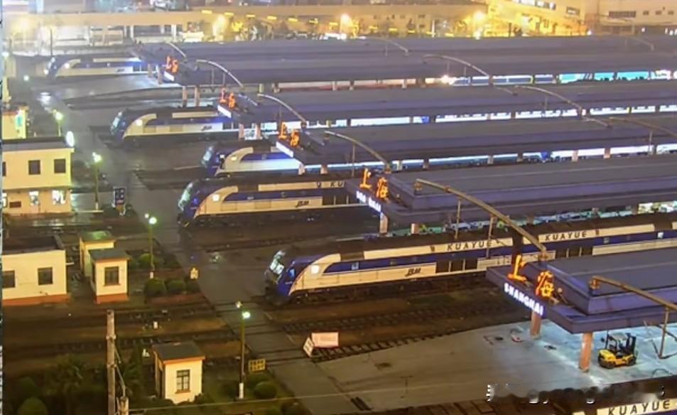 当年的上海火车站，夜晚时分站台上清一色的猪头机车，他们连挂着当年最高档的白色BS