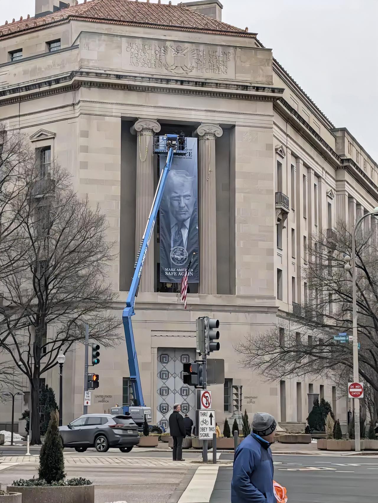 美国司法部开始挂画像了，网友们目瞪口呆！最近，不只是美国司法部，而是美国多部门开