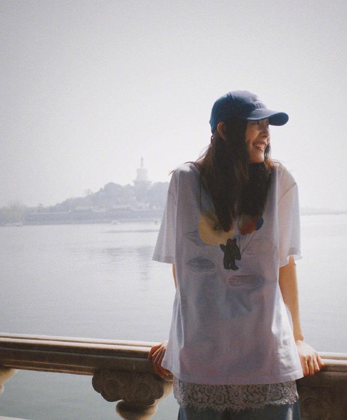 今天刘雯拍摄了一组超美的大片，这回她搭配的很靓丽，看上去年轻又漂亮。她里面穿