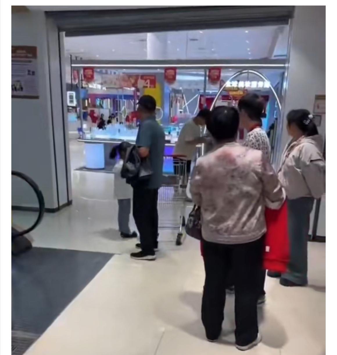 这孩子确实是被宠得没了边。你看他为了个手机当众撒泼，眼里只有“必须得到”的执念，