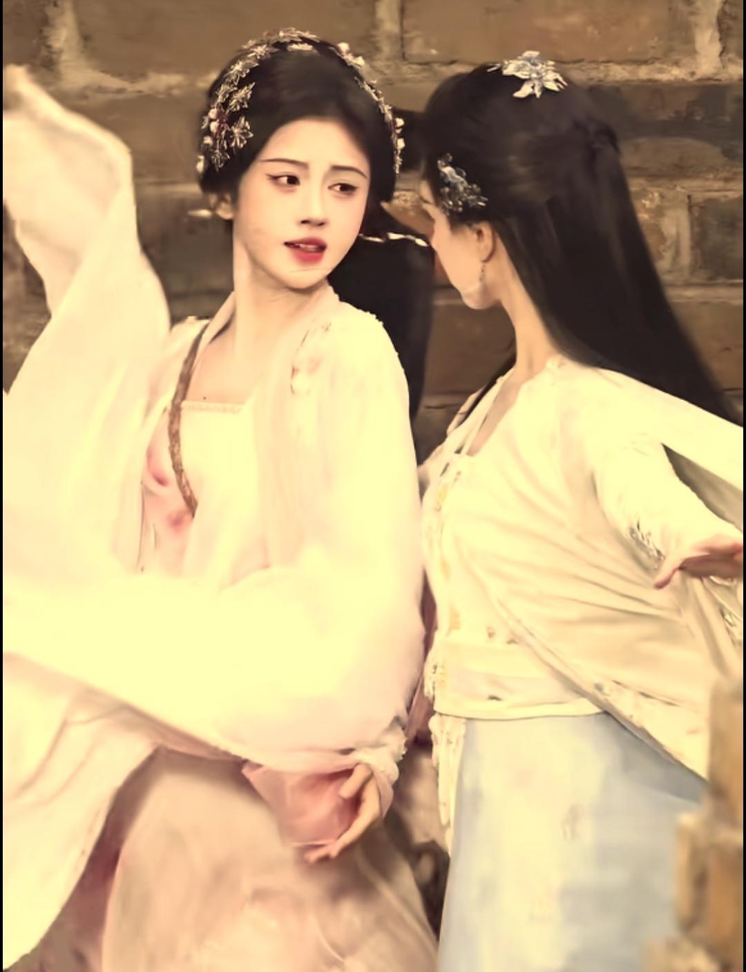 看这组古装美女照，发现四千年美女鞠婧祎的五官还是很精致漂亮的，虽然很多人说她完全
