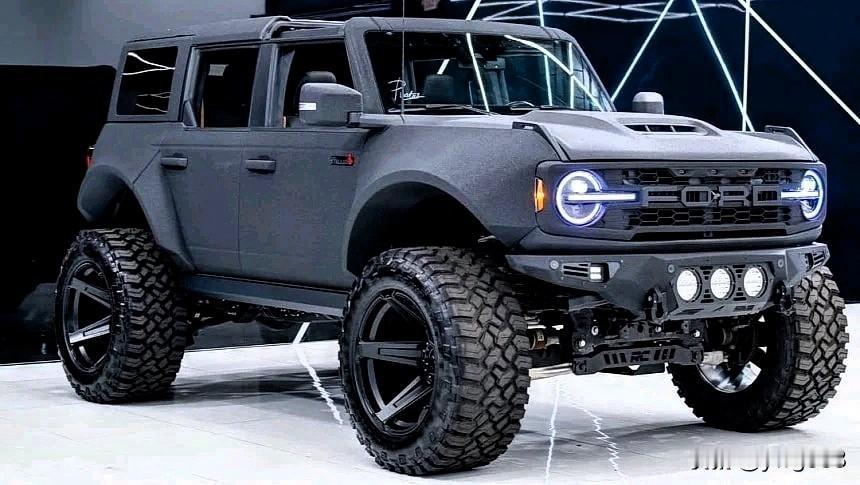 福特Bronco于2021年万众瞩目地回归，推出了第六代车型。这是一款强