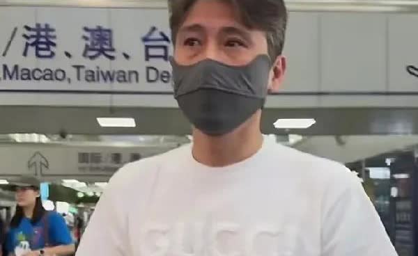 网友机场偶遇李乃文好友朱媛媛去世后李乃文一脸憔悴、满眼无光眼睛还有些