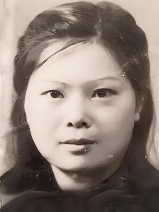 ☁1942年，陈独秀在江津走到了生命的尽头。弥留之际，他把妻子潘兰珍叫到床