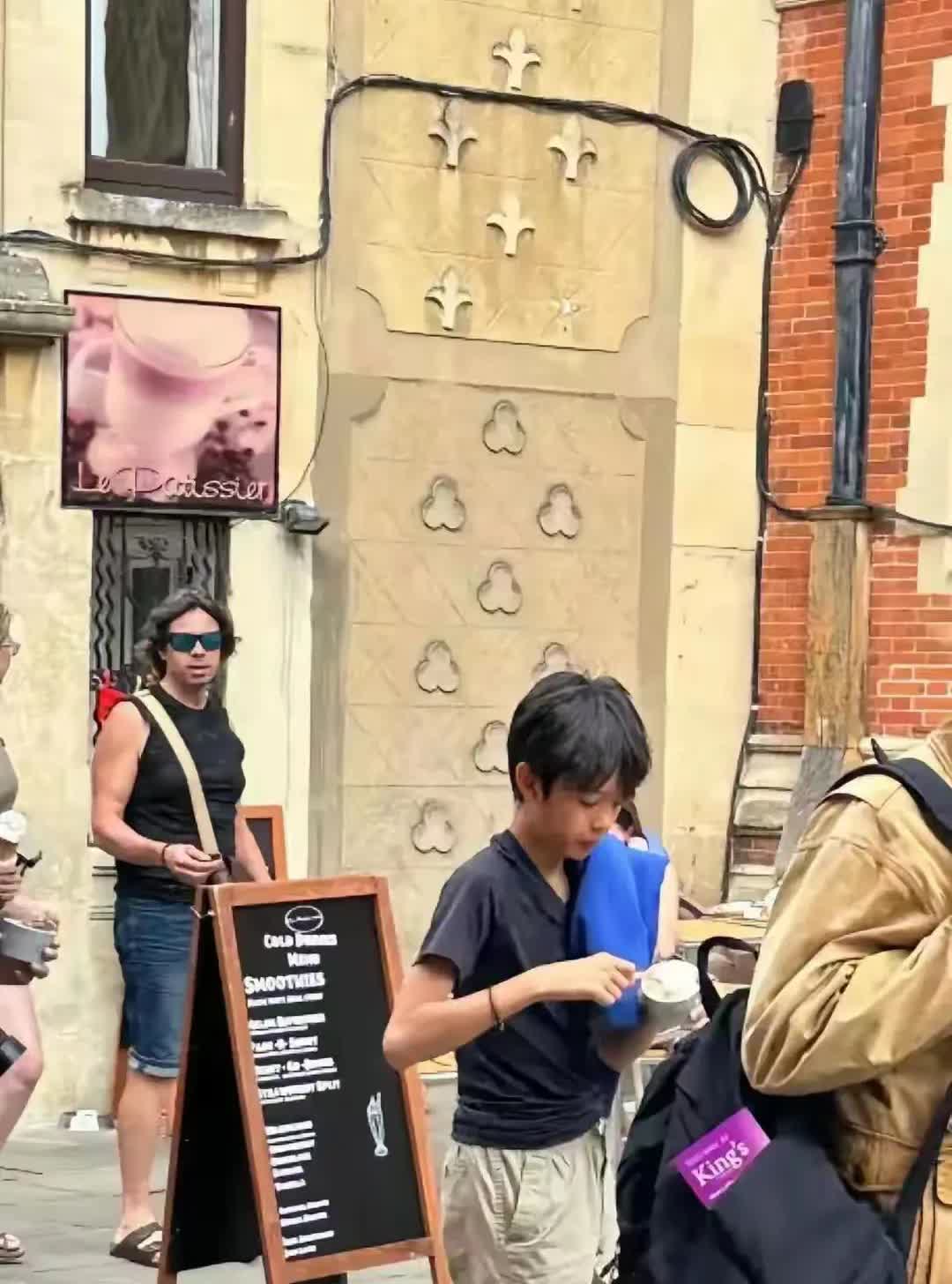 孙俪邓超带俩孩子在剑桥玩，邓超穿着红色袜子，等等快有孙俪高了