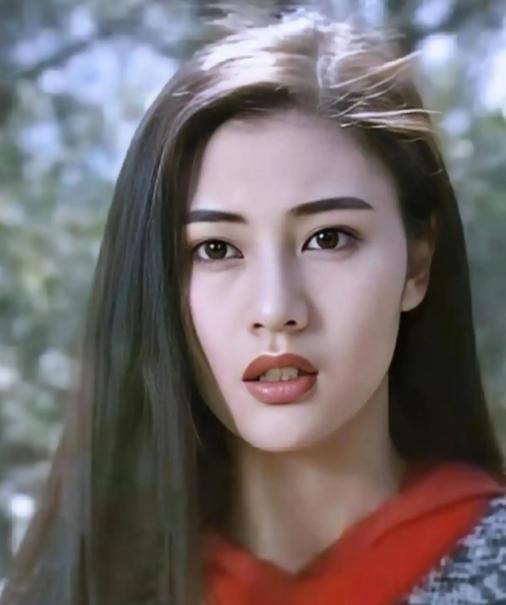 1989年跨年夜上，61岁的李嘉诚在宴会上遇到18岁的李嘉欣，惊为天人，随后送了