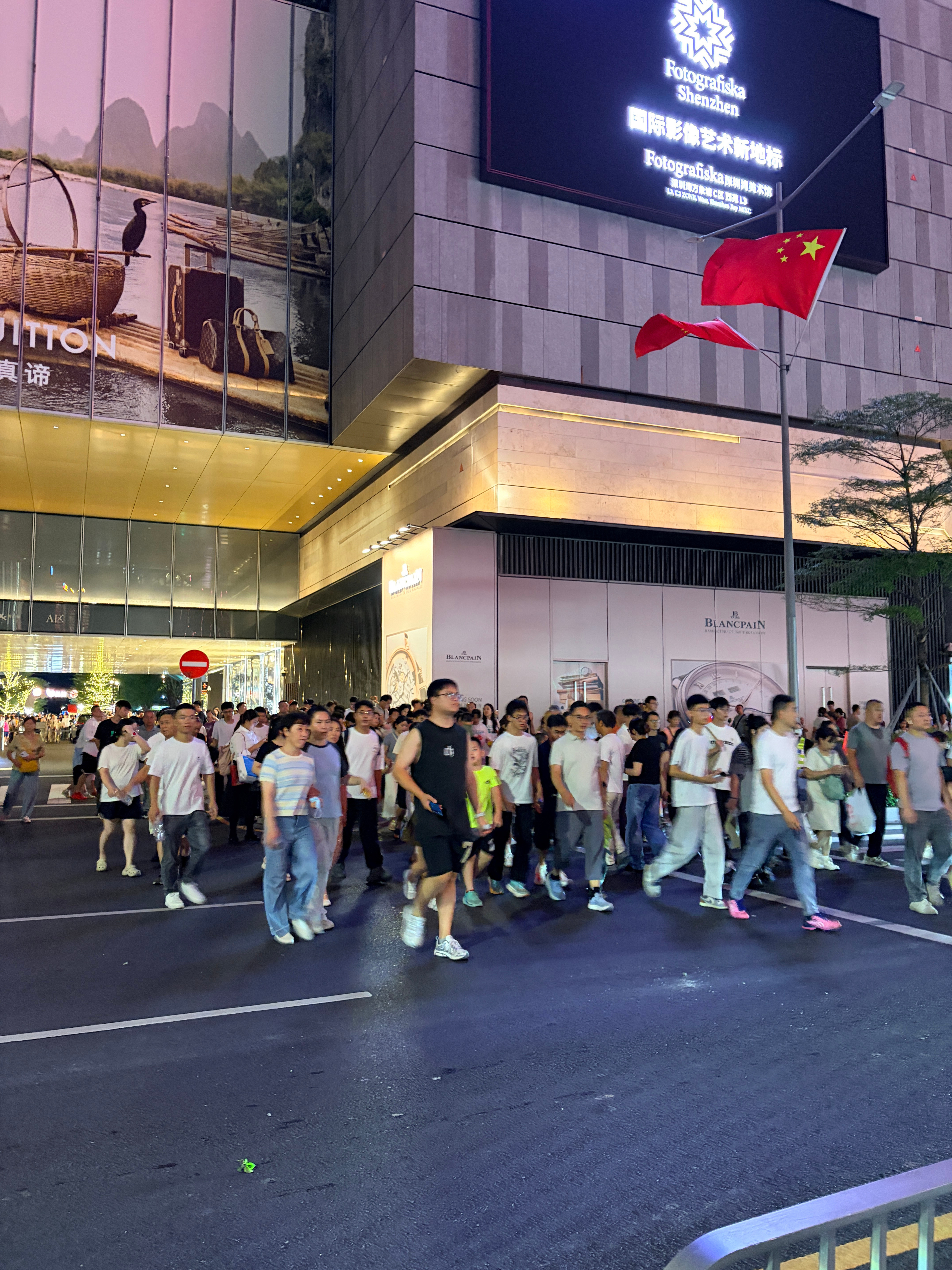 深圳湾万象城人山人海了，不过确实是深圳最高端最大的商场！不过我感觉最适合年轻人