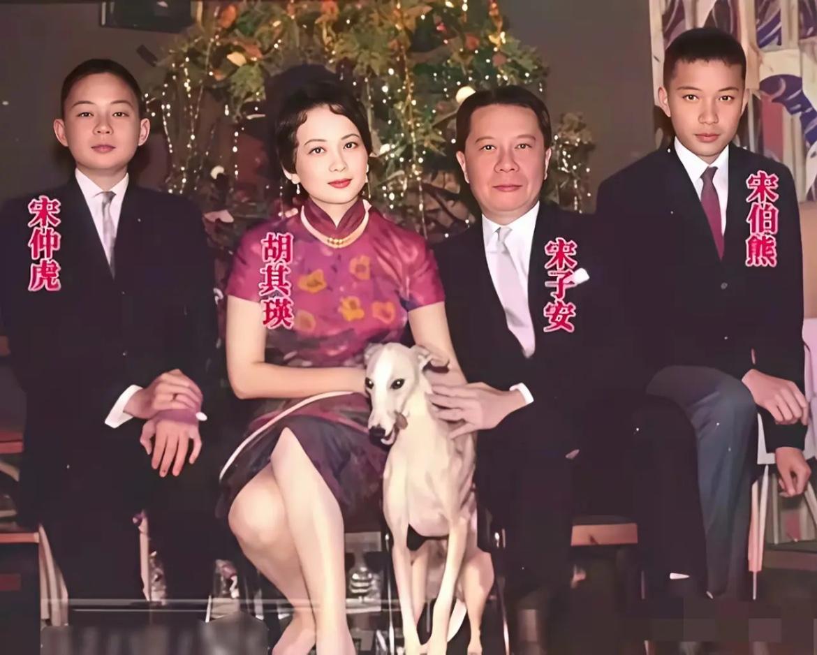 50年代，宋家最小的儿子宋子安一家四口的全家福合影，他是哈佛大学经济学的硕士，也