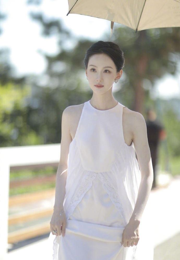 最近陈都灵在出席活动的时候穿了一身白色的纱裙，凸显出了满满的飘逸之美。她的身
