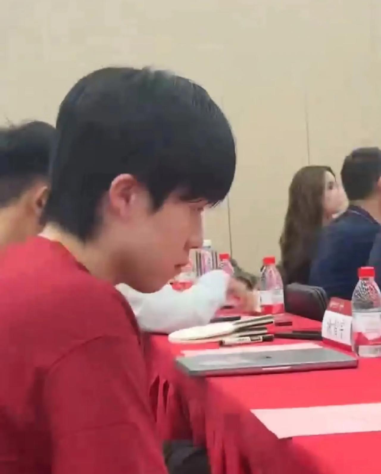 建议楚钦在学校出行还是小心点吧虽然大部分时间不在学校，但是真挺让人头疼的，尤