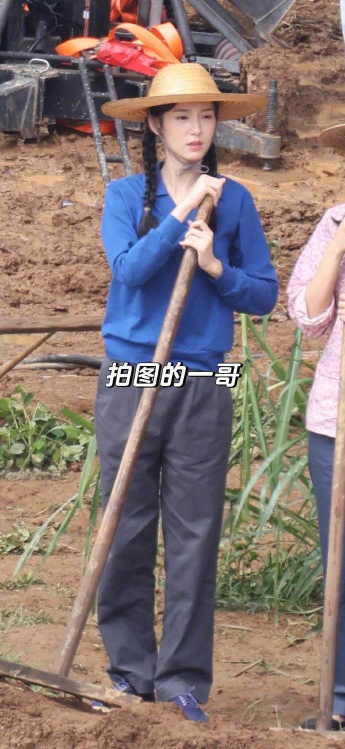 周也下乡知青感周也麻花辫草帽下地路透周也下乡知青感，麻花辫草帽下地路透，谁