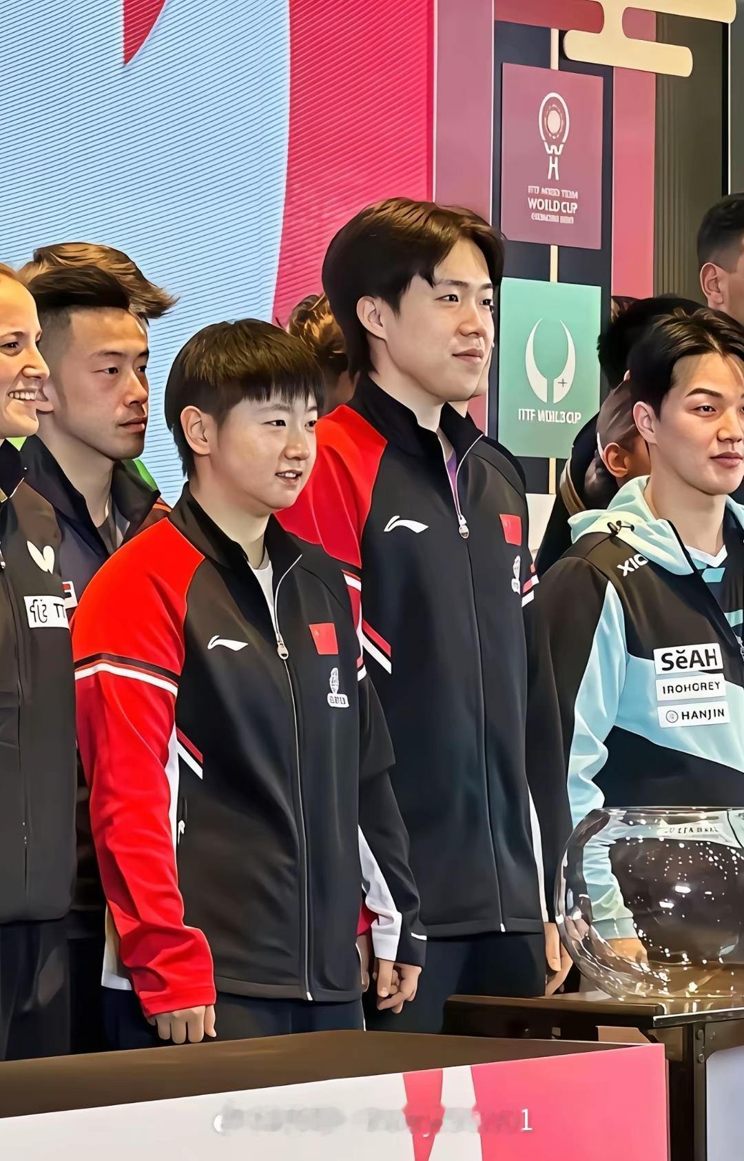 小手一牵，岁岁年年，哈哈，肯定是错位，不然得过年每次大头和莎莎一起拍照，都是含