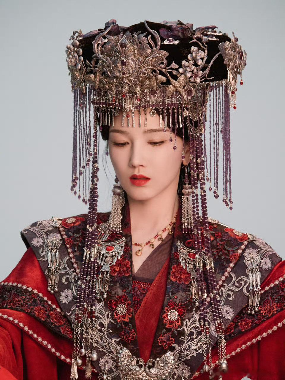 陈小纭红嫁衣造型太对味了太美了吧，阴湿女鬼味出来了，期待新作！​​​
