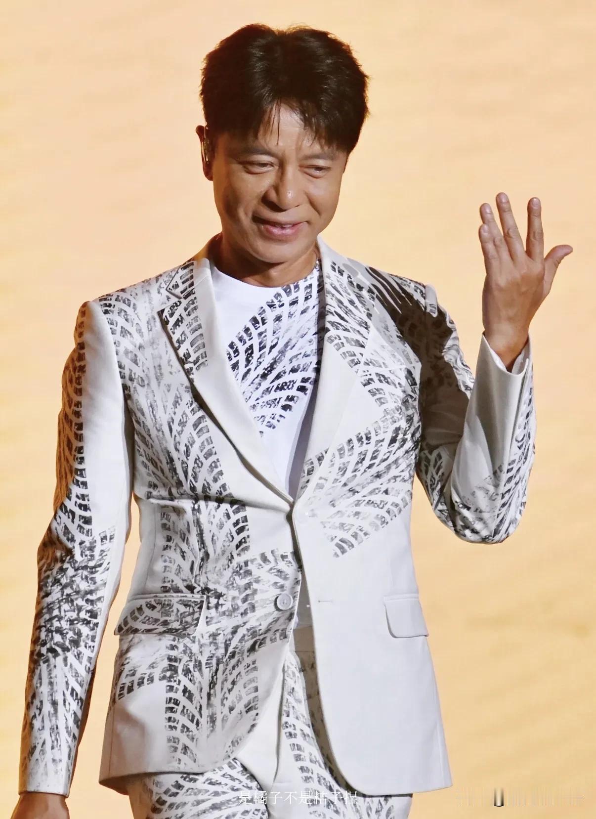 世界是个巨大的草台班子，李克勤迟到两个小时，主办方临时请草根歌手来撑场子，唱了2
