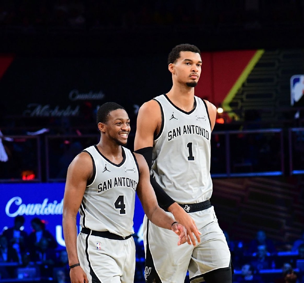 马刺三杀雷霆圣诞大战爆冷！马刺客场117-102力克雷霆，完成赛季三杀的同时豪取