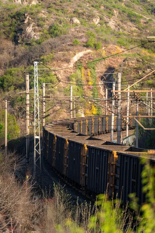 大秦铁路不装了！大秦铁路股价开启了下降通道。如果说之前还是震荡调整为主，那么