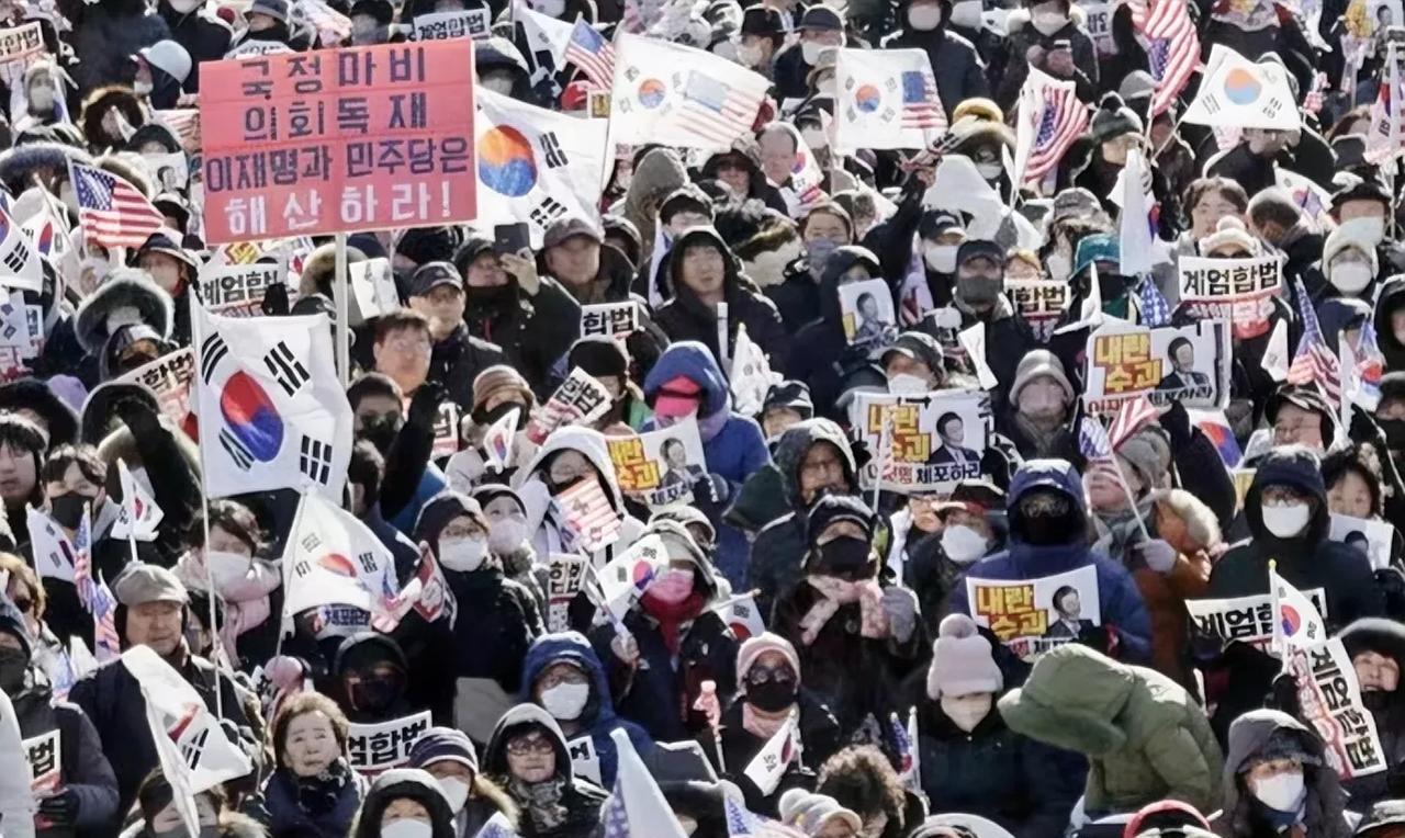 韩国警方如临大敌了！就在昨天，3月9日，尹锡悦才被释放第二天，韩国首尔市中心就