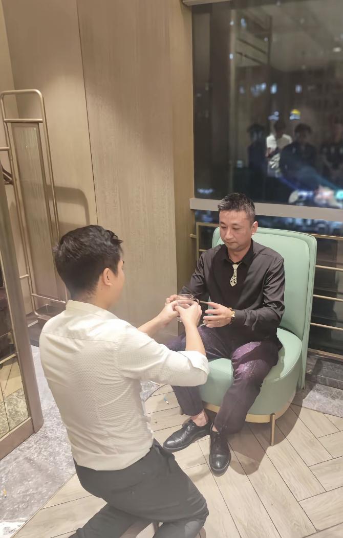 我14岁跟着师父学厨师，7年没有给我1分钱。六年时间还要给他给洗衣服，包括内裤。