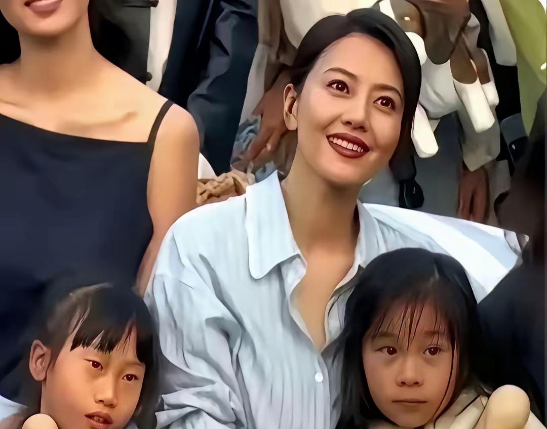 两个小女孩的五小候长得一般，长大了会更漂亮，这叫女大十八变，越变越好看，你知道这
