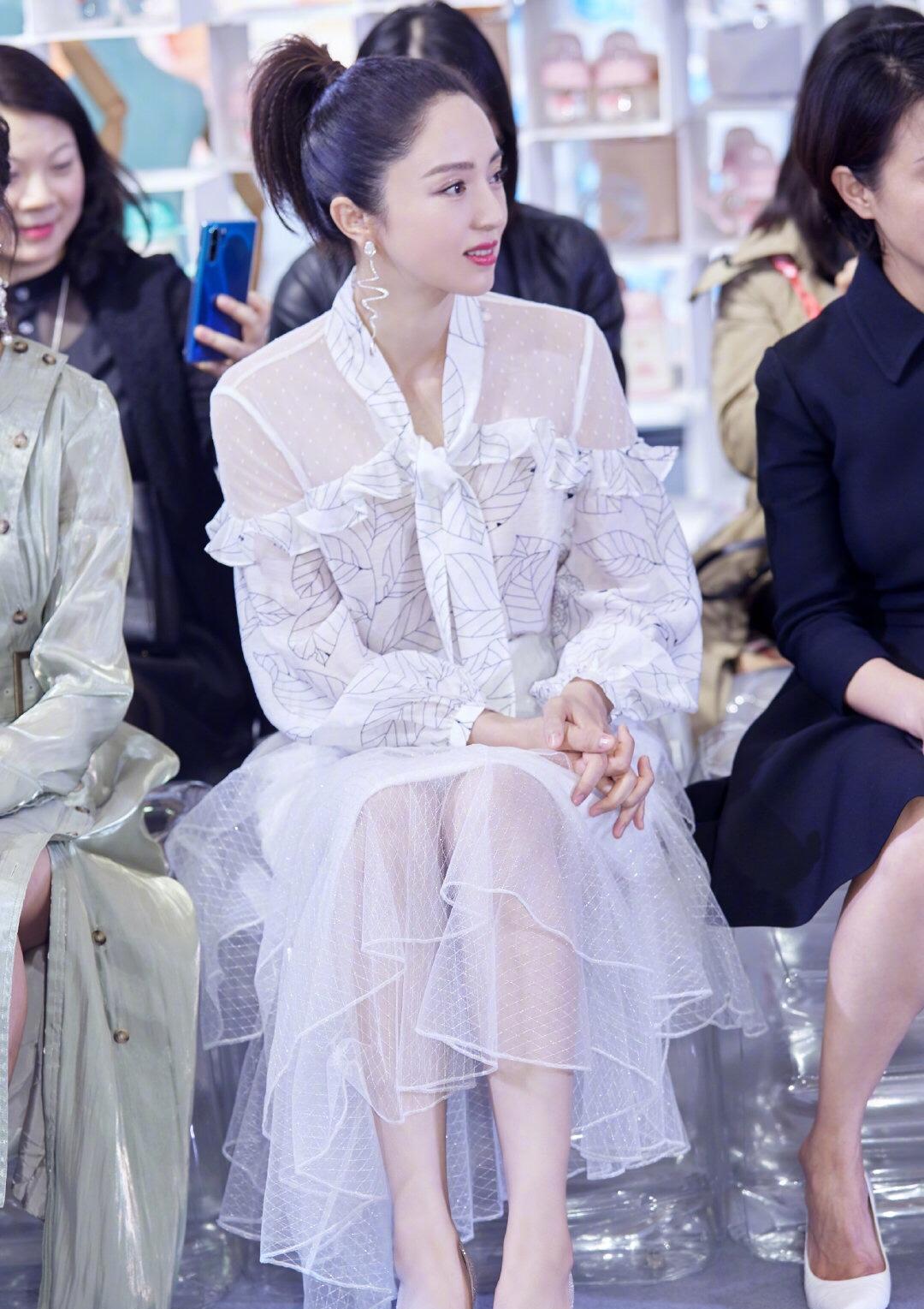 董璇这身衣服真好看，简约大方公主高贵又淑女，她衣品不错。