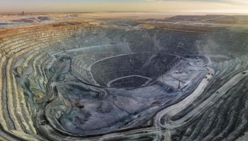 家门口挖出世界级铜金矿，蒙古人却把通往中国的运矿公路堵了，横幅就一句：停止力拓。