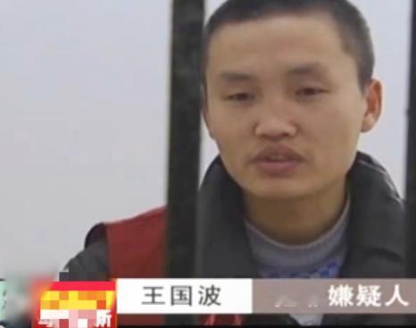 洗衣机放满水，他抱起女儿说：爸爸带你看看洗衣机。女儿点头，但父亲把她倒栽葱扔进洗