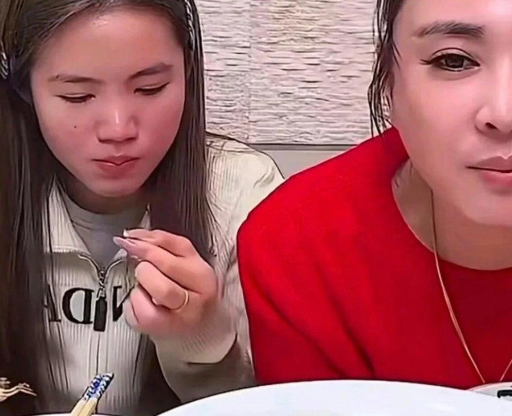 面馆里那两碗面，端法完全不同。干女儿那碗，晋妈亲手递过去，还问烫不烫；李勒优那碗，自己端、自己找座，