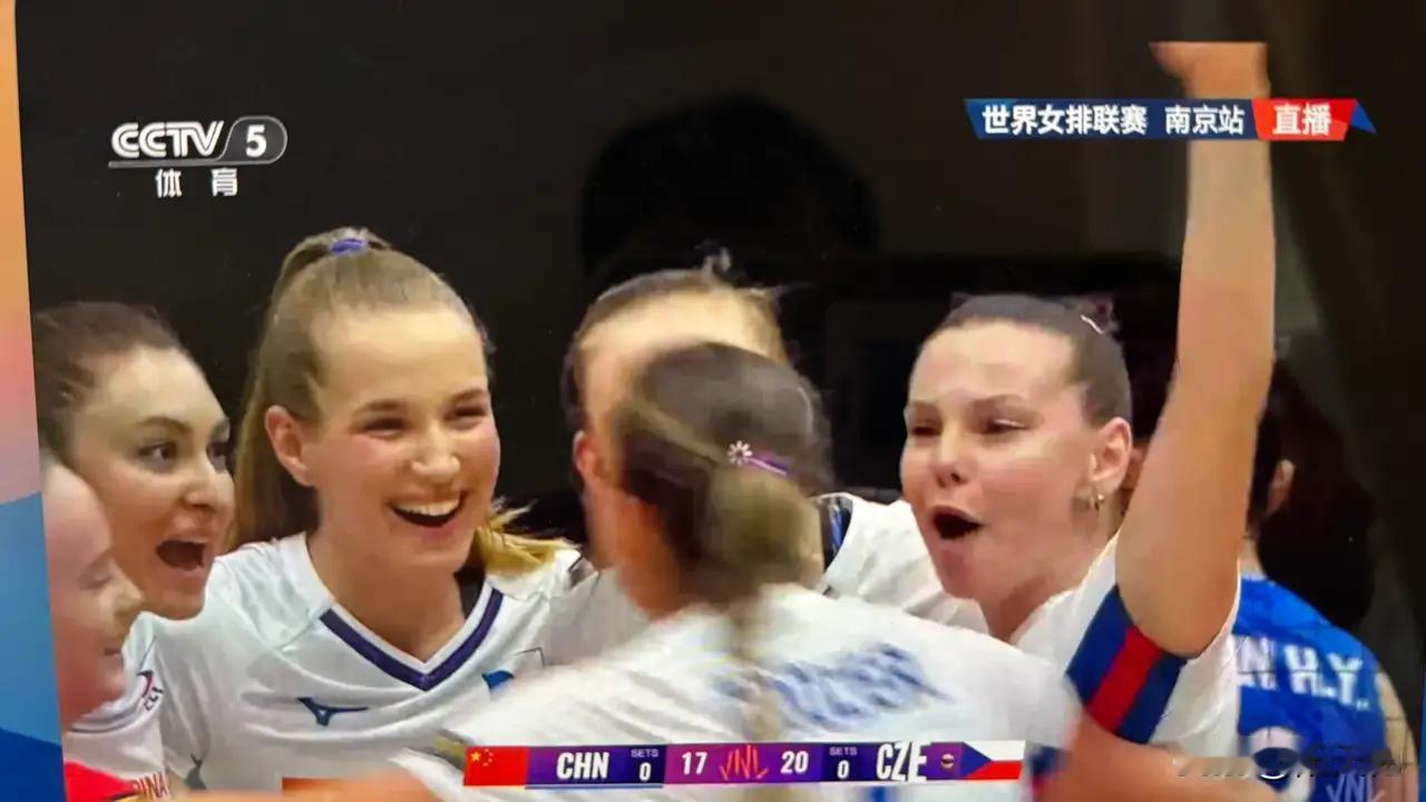 中国女排VNL首秀0:3败，全队表现平平，首局20:25告负中国女排整个表现