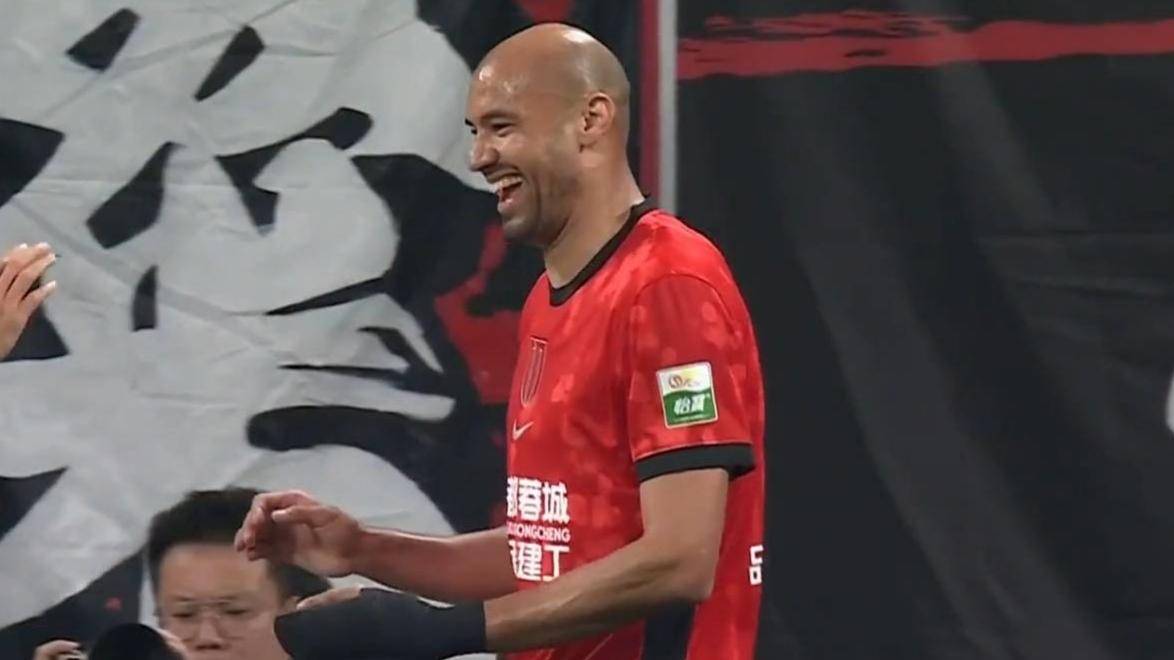 中超劲旅大获全胜，超级外援戴帽！成都蓉城5-1青岛西海岸，守住榜首！北京时