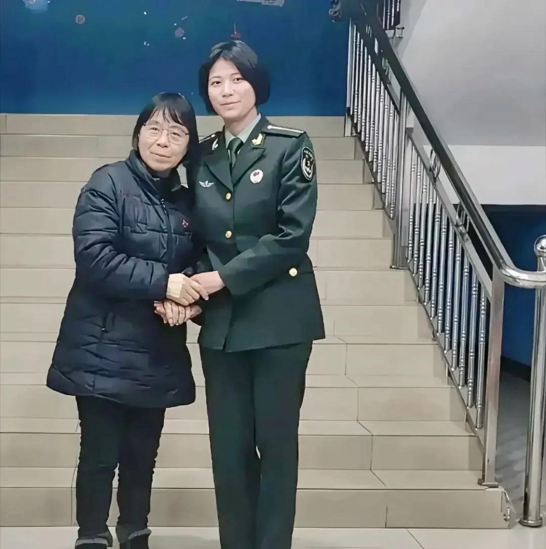 2021年，她成了家乡通达傈僳族乡近20年来第一个女兵。更绝的是，军校毕业时她放